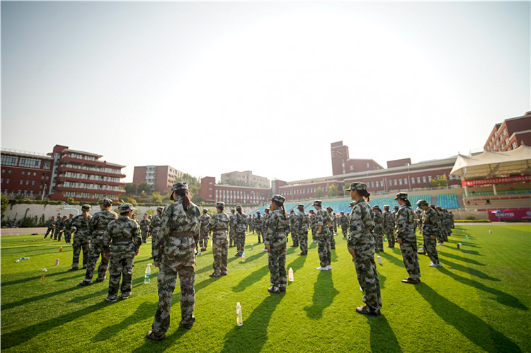 鐵血軍魂 做新時代青年